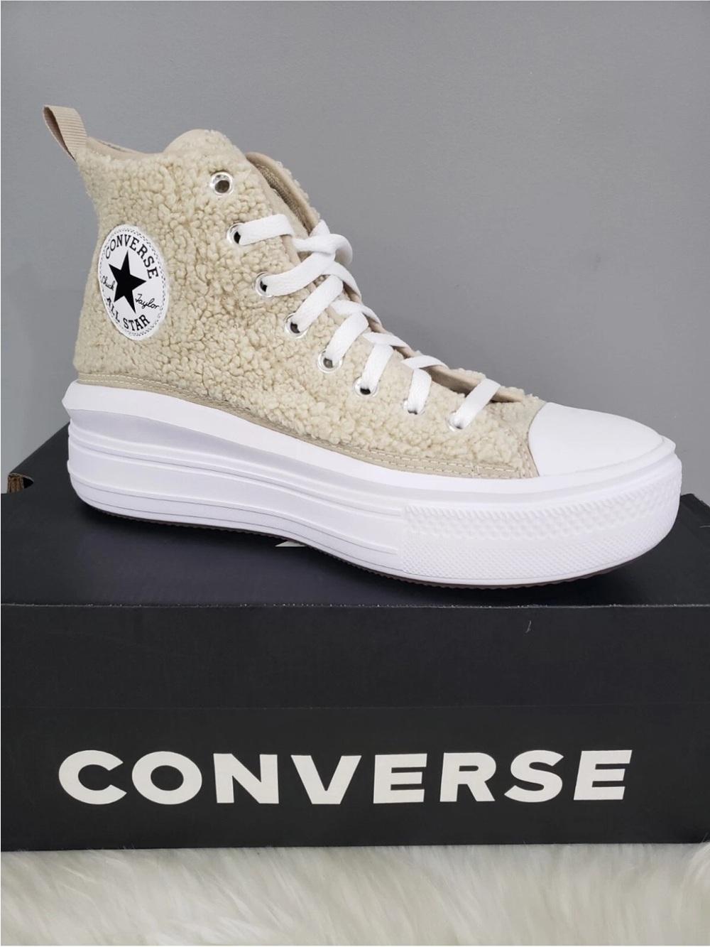 Converse Women 8.5/// kids Sz. 7 High-Top Platform Sneakers in Cream Sherpa,NEW